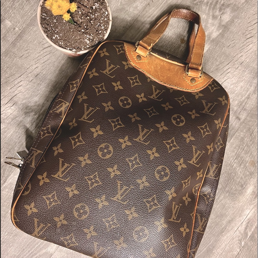 💯 Authentic Preloved Louis Vuitton Escursion